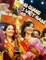 Hoàng Thị Yến đăng quang Hoa hậu quý bà đẹp và thành đạt 2009 